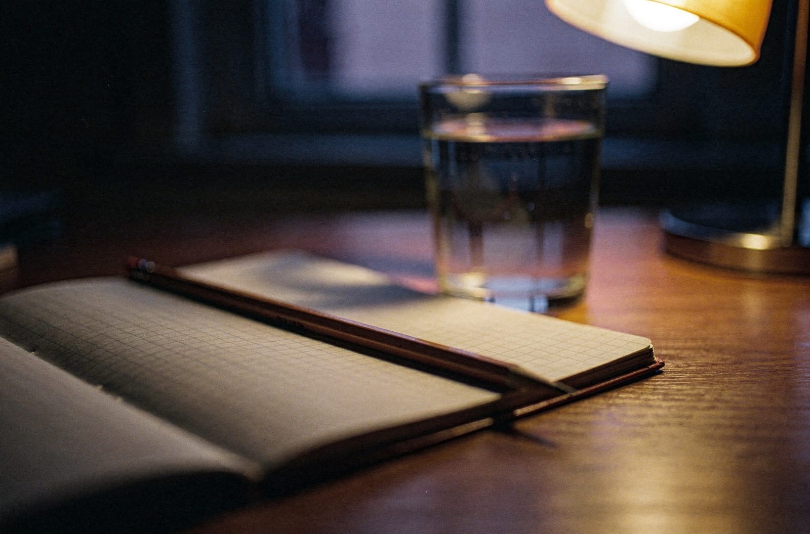 Gece masasında açık defter ve kalem